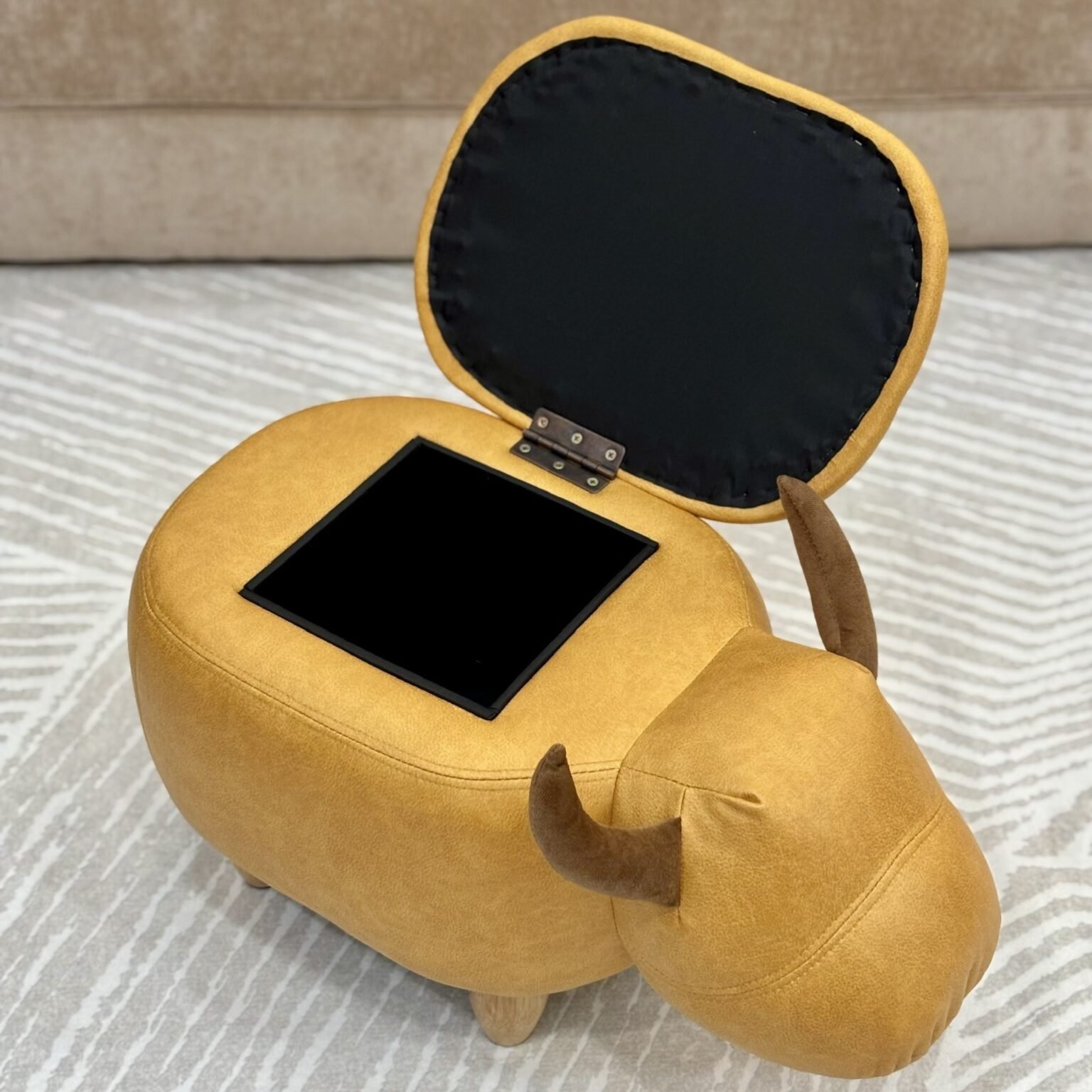 Đôn Trâu - Sofa Red Cape